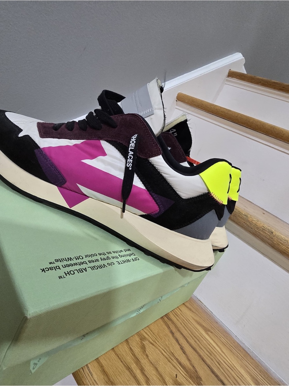 Off-White White Fuchsia Arrow Sneakers Box Label